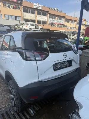 Opel Crossland 2023 Model Beyaz Bagaj Kapağı