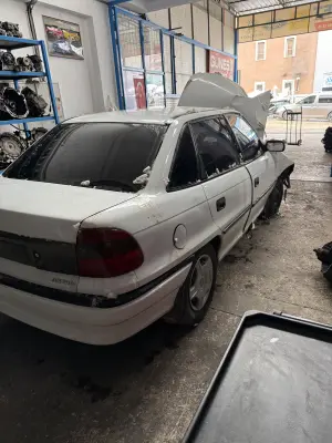 Opel Astra F Kasa Sedan Tavan Arka Dolu Şekilde
